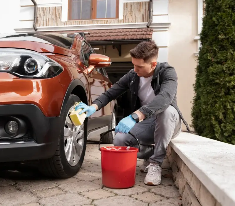 Lavage auto à domicile Sainte-Gauburge-Sainte-Colombe : professionnel intervenant sur un véhicule